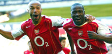 Arsenals Lauren feirer scoring mot Tottenham sammen med Thierry Henry (Foto: Scanpix) Arsenals Lauren feirer scoring mot Tottenham sammen med Thierry Henry (Foto: Scanpix)