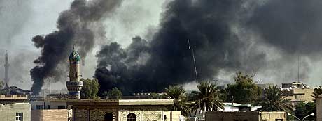 SLAGET NÆRMER SEG SLUTTEN: Tung røyk velter opp fra Falluja lørdag 13. november. Slaget nærmer seg slutten. (Foto: Anja Niedringhaus/AP)
