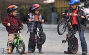 Få barnet ditt til å øke hverdagsaktiviteten ved for eksempel å sykle til skolen. Foto: Scanpix