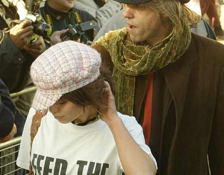 Sir Bob Geldolf sammen med datteren Fifi Trixie Belle under søndagens nyinnspilling, foto: Scanpix