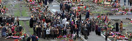 SØRGEPERIODEN ER OVER: 13. oktober samlet de mange etterlatte seg på kirkegårder i Beslan, for å markere at den tradisjonelle 40 dager lange sørgeperioden for de mange døde, var over. (Foto: Ivan Sekretarev/AP)