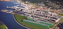 Her ut mot Vefsna planlegges anodefabrikken ved Elkem Aluminium i Mosjøen bygd. Foto/grafikk: Elkem Her ut mot Vefsna planlegges anodefabrikken ved Elkem Aluminium i Mosjøen bygd. Foto/grafikk: Elkem