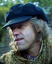 20 ÅR SIDEN SIST: Bob Geldof og resten av artistene ankom musikkstudioet i HAmpstead, London, for å spille inn den nye versjonen søndag 14. november 2004. (Foto: Max Nash/AP)