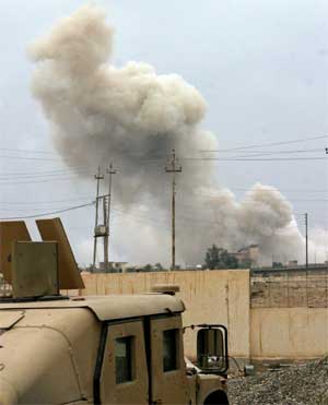 Kraftige eksplosjoner i Falluja i dag, der amerikanske soldater kjemper for å få kontroll over byen. (Foto: Reuters/Scanpix)