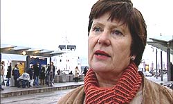 Kari Pahle (SV) er ikke fornøyd med plasseringen av reklameplakater i Oslo. (Foto: NRK)
