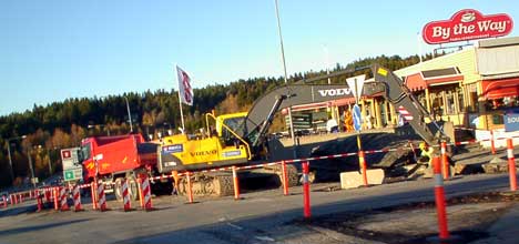 Byggingen av bomstasjonene er i full gang ved den gamle Svinesundbrua. Bommer på svensk og norsk side skal være ferdig til juni 2005. Foto Rainer Prang, NRK.