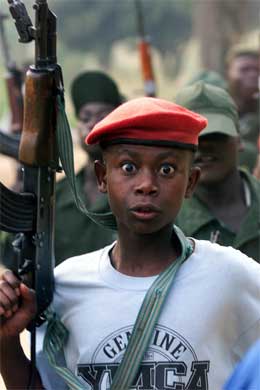 En ung soldat i opprørsbevegelsen i Kongo fotografert under en øvelse i 2002. (Foto: AP/Scanpix)