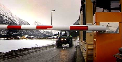 Enda dyrare å passere Fjærlandsbommen. NRK-arkiv.