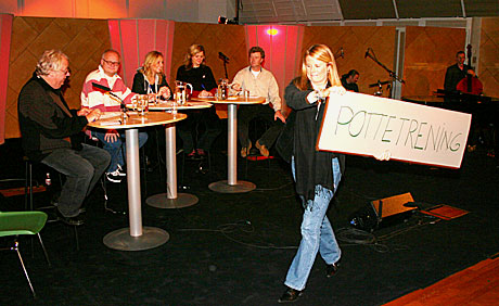 Bilde: Knut Borge t v forsøker å holde styr på Finn Bjelke, Linn Skåber, Anne Lindmo og Øystein Bache når de forsøker å komme fram til ordet ”pottetrening” på 20 spørsmål. (Foto: Jon-Annar Fordal) 