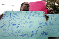 Demonstranter utenfor FN-bygningen i Nairobi ønsker fred i Sudan. Foto: AFP/Scanpix.