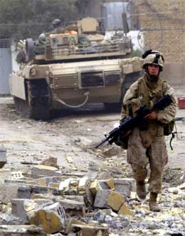 En amerikansk marinesoldat patruljerer gatene i Falluja. (Foto: AFP/Scanpix)