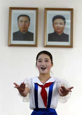 Dyrkinga av Kim Jong-Il og Kim Il-Sung når nye høgder i Nord-Korea. (Reuters/Scanpix-foto) Dyrkinga av Kim Jong-Il og Kim Il-Sung når nye høgder i Nord-Korea. (Reuters/Scanpix-foto)
