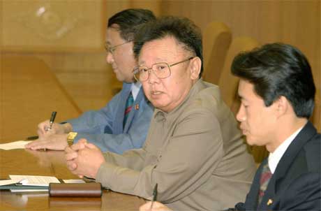 Nord-Koreas øvste leiar Kim Jong-il ( i midten) har varsla at landet har auka sitt arsenal av atomvåpen. (Foto: AP/Scanpix)