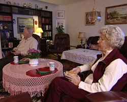 Sverre og Esther Ruud er en av familiene som deltar i prøveprosjektet, og som ønsker å ha den syke boende hjemme. Foto: NRK, Kjell Herning. Sverre og Esther Ruud er en av familiene som deltar i prøveprosjektet, og som ønsker å ha den syke boende hjemme. Foto: NRK, Kjell Herning.