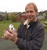 Ketil "Kikke" Bøkseth med en av duene sine. Foto: NRK Ketil "Kikke" Bøkseth med en av duene sine. Foto: NRK