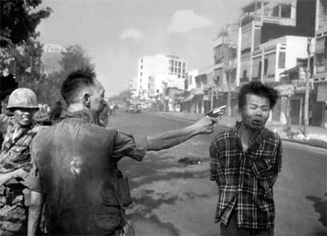 OPPRR: Geriljakrig er vanskelig  vinne. Den srvietnamesiske politisjefen Nguyen Ngoc Loan dreper en vietcong-offiser i Saigon 1. februar 1968. (Foto: Scanpix / AP / Eddie Adams)