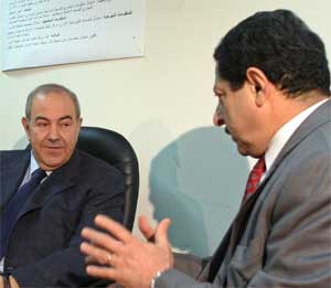 Statsminister Ayad Allawi (t.v.) i diskusjon med valgkommisjonens Farid Ayar. (Foto: Scanpix / AP)