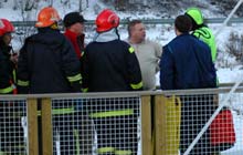 Den siste som ble reddet i land snakker med redningsmannskapet. (Foto: Arve Danielsen, Fjuken/NRK)