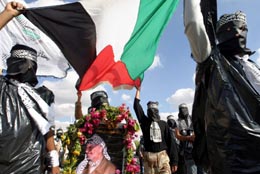 Maskerte palestinere paraderte til støtte for Arafat i Jenin i dag. Maskerte palestinere paraderte til støtte for Arafat i Jenin i dag.