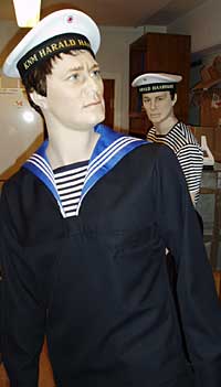 Slik ser de nye uniformene til Marinen ut. Foto: John Gunnar Skien/ NRK.