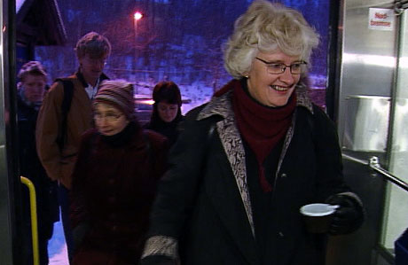 De reisende var fornøyde med at de igjen kunne ta Kolsåsbanen. Foto: NRK