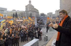Viktor Jusjtsjenko hilser demonstrantene ved Ukrainas nasjonalforsamling tirsdag. (Foto: A.Medzyk, AP)