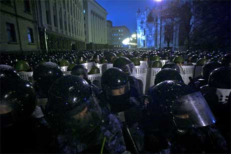 Opprørspoliti vokter presidentens kontor i Kiev. (Foto: AP/Scanpix) Opprørspoliti vokter presidentens kontor i Kiev. (Foto: AP/Scanpix)