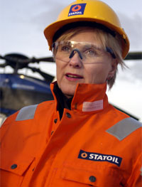 Olje- og energiminister Thorild Widvey besøkte tirsdag Stafjord A i Nordsjøen, i forbindelse med at det er 25 år siden den første oljen ble pumpet opp på Statfjord-feltet. Foto: Kjetil Alsvik, Statoil / SCANPIX 