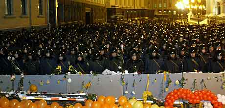 Opprørspolitiet vokter en gate i Kiev ved presidentbygningen. Foto: Genya Savilov, AFP
