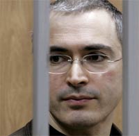 Mikhail Khodorkovsky i tiltaleboksen i Moskva i høst. (Foto: AFP/Scanpix) 