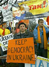 KJEMPER FOR DEMOKRATIET: Minst 500 ukrainere og amerikanere deltok under en demonstrasjon ved den russiske ambassaden i USA onsdag 24. november. (Foto: Paul J. Richards/AFP)