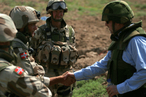 Utenriksminister Jan Petersen hilste på de norske soldatene da de var stasjonert i Basra i Irak. Foto: Kjetil Eide/Forsvaret/Scanpix.