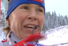 Katerina Neumannova kunne smile etter at seieren var sikret i Kuusamo (Foto: NRK) Katerina Neumannova kunne smile etter at seieren var sikret i Kuusamo (Foto: NRK)