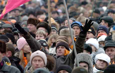 Det statlege fjernsynet i Ukraina viser no dei enorme demonstrasjonane mot regimet. (Foto: Reuters/Scanpix)