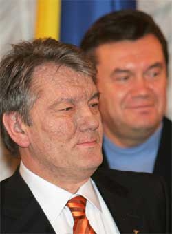 Opposisjonskandidat Viktor Jusjtsjenko (foran) og statsminister Viktor Janukovitsj strides om presidentvalget. (Foto: Reuters/Scanpix)