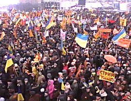 KIEV: Flere tusen demonstranter har holdt ut i over en uke på torget i Kiev i demonstrasjon mot valget forrige søndag. (Foto: Reuters)