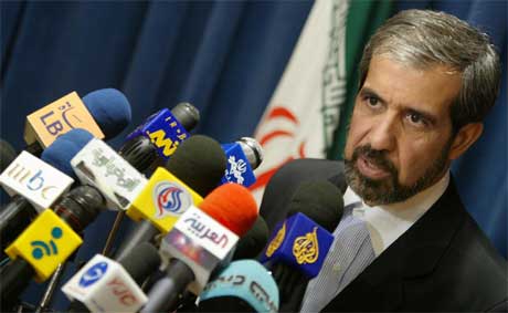 Presseoppbudet var stort da Irans utenriksminister Reza Asefi i går orienterte om resultatet av samtalene (Scanpix/AFP) Presseoppbudet var stort da Irans utenriksminister Reza Asefi i går orienterte om resultatet av samtalene (Scanpix/AFP)