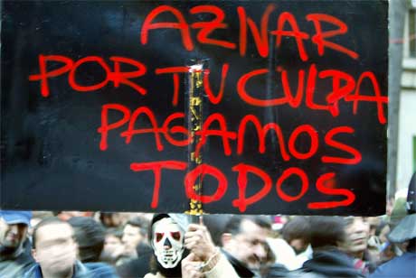 Aznar og hans regjering ble møtt med sterk kritikk etter terrorangrepene. Her fra en demonstrasjon i Madrid 13. mars. (Foto: AFP/Scanpix)