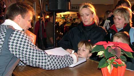 Store og små flokket seg om Petter og det var lang kø foran bordet der han signerte boka si. Foto: Glenn-Thomas Nilsen. Store og små flokket seg om Petter og det var lang kø foran bordet der han signerte boka si. Foto: Glenn-Thomas Nilsen.