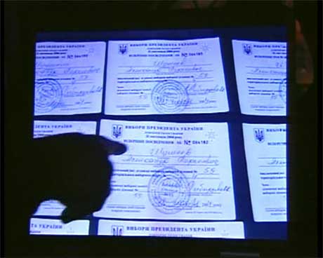 Bildet viser flere kopier av samme stemmeseddel.(Foto:NTU)