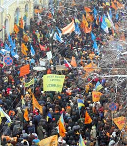 Massedemonstrasjoner preget også mandag gatebildet i Ukrainas hovedstad Kiev. (Foto: Reuters/Scanpix) Massedemonstrasjoner preget også mandag gatebildet i Ukrainas hovedstad Kiev. (Foto: Reuters/Scanpix)