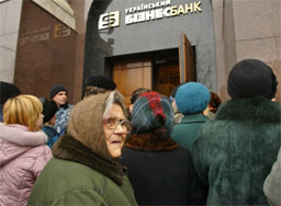 Folk strømmet til bankene i Donetsk i dag for å ta ut sparepengene sine. Foto: Scanpix/AP Photo 
