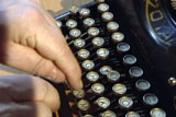 Mekanisk skrivemaskin måtte ha de mest brukte bokstavene plassert langt fra hverandre. Foto: NRK.