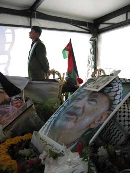 Ved Yasir Arafats gravsted i Ramallah. (Foto: Odd Karsten Tveit/NRK)