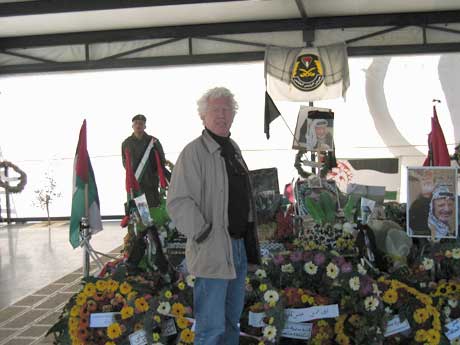 NRKs Midtsten-korrespondent Odd Karsten Tveit foran Yasir Arafats grav i Ramallah. (Foto: NRK)