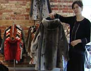 Lisa gikk fra hektisk jobb i reiselivsbransjen til å starte en butikk med kunsthåndverk fra Grønland.