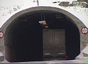 Et vogntog på vei gjennom en tunnel på Haukelifjell. (Foto: Kurt Inge Dale, NRK)