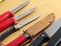 Noen av knivene Jordal skole har beslaglagt. Foto: NRK.