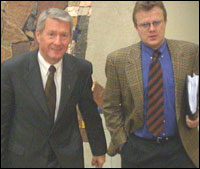 Thorbjørn Jagland på veg inn i Stortingssalen. (Foto:NRK) Thorbjørn Jagland på veg inn i Stortingssalen. (Foto:NRK)