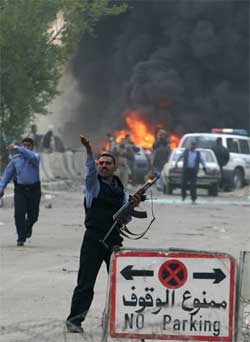 En irakisk politimann ved den grønne sonen der selvmordsbomberen slo til i dag. (Foto: Scanpix / AFP)